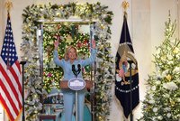 Zimní říše divů. Jill Bidenová oblékla Bílý dům do vánočního, inspiraci našla u dětí