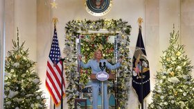 Jill Bidenová otevírá vánoční Bílý dům.