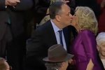 Jill Bidenová šokovala veřejnost, když na ústa políbila Douga Emhoffa, manžela viceprezidentky Kamaly Harrisové.