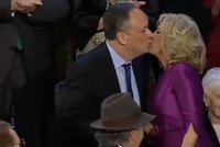 Bidenová šokovala Američany, líbala manžela viceprezidentky. Její muž zatím čelil urážkám