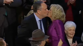 Jill Bidenová šokovala veřejnost, když na ústa políbila Douga Emhoffa, manžela viceprezidentky Kamaly Harrisové.