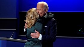 První debata kandidátů před americkými prezidentskými volbami: Joe Biden s manželkou Jill