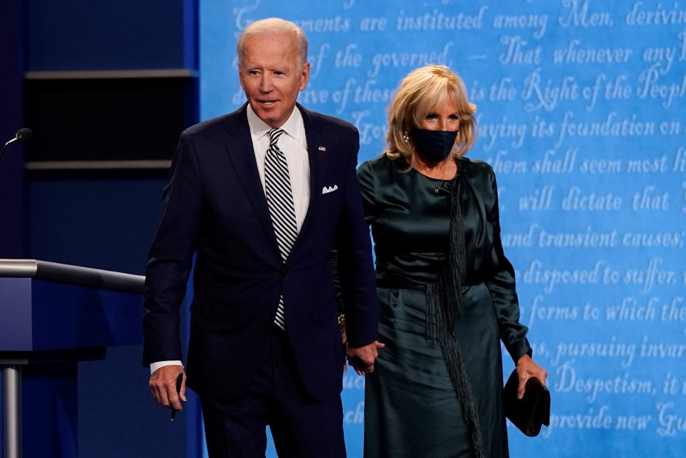 První debata kandidátů před americkými prezidentskými volbami: Joe Biden s manželkou Jill