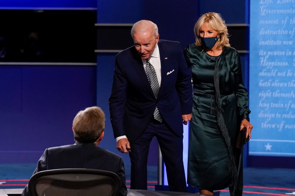 První debata kandidátů před americkými prezidentskými volbami: Joe Biden s manželkou Jill