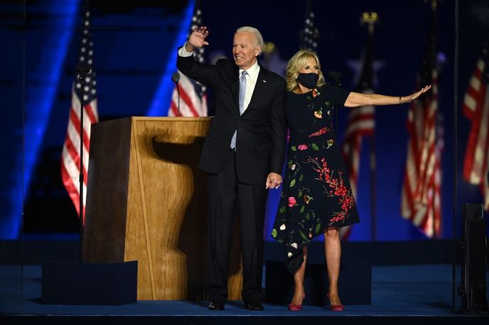 Joe a Jill Bidenovi po vyhlášení výsledků. Jill Biden má na sobě šaty Oscar de la Renta