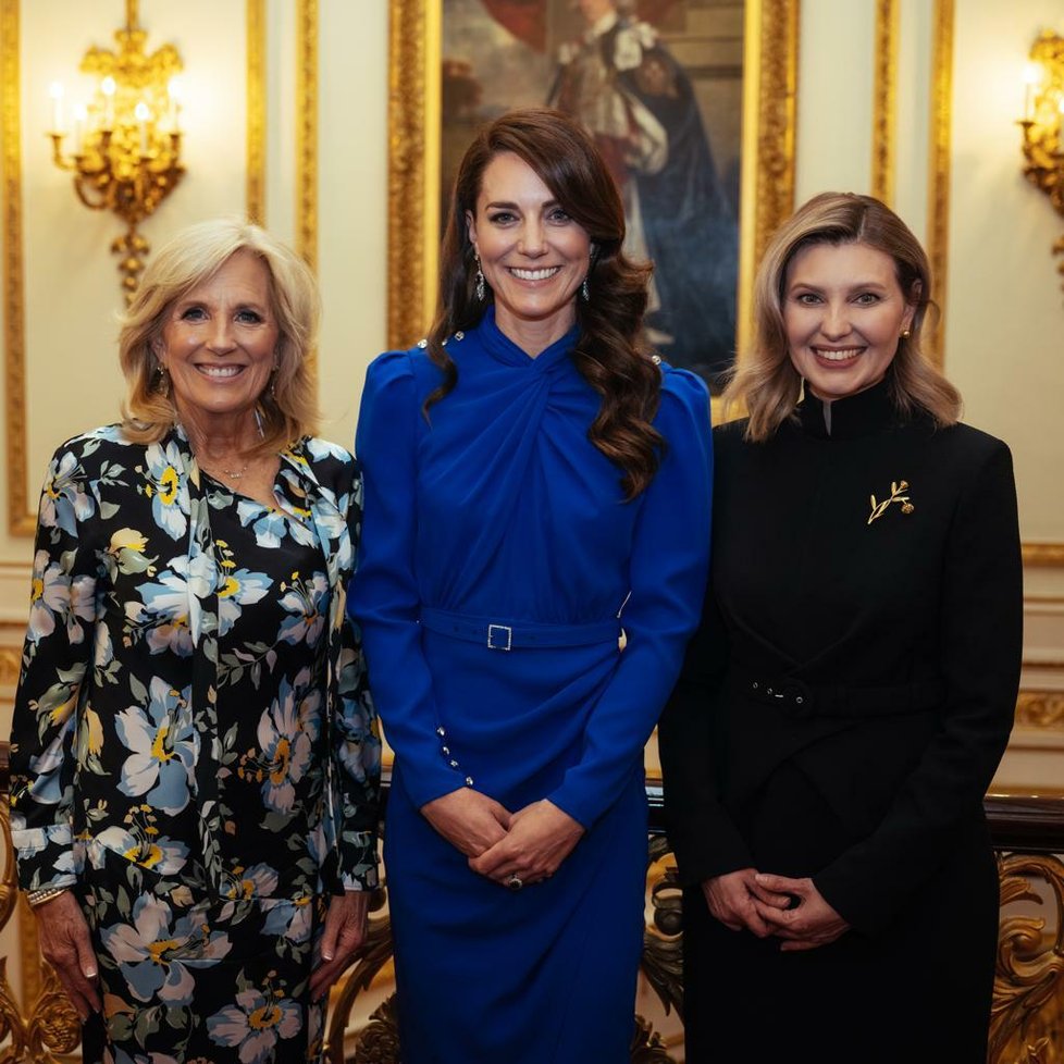Jill Bidenová, princezna Catherine z Walesu a Olena Zelenská v Buckinghamském paláci (5. 5. 2023).