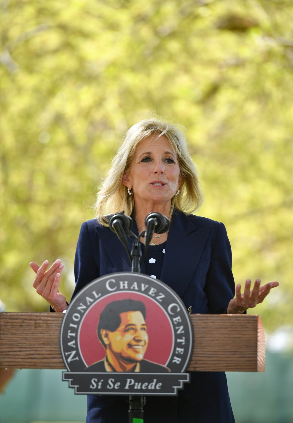 První dáma Spojených států Jill Bidenová během návštěvy Národního památníku Césara Cháveze v kalifornském Kern County (31. 3. 2021)