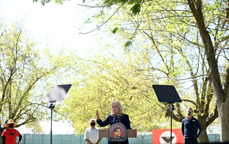 První dáma Spojených států Jill Bidenová během návštěvy Národního památníku Césara Cháveze v kalifornském Kern County (31. 3. 2021)