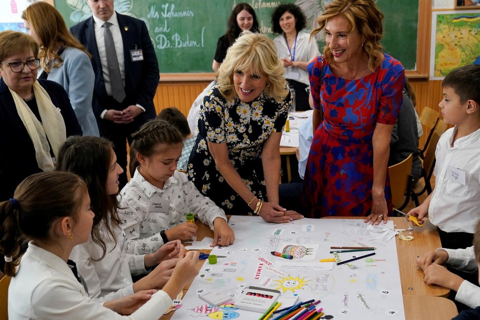 Jill Bidenová a Carmen Iohannisová ve škole