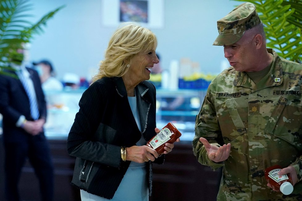 Majoru Shawnu Bradberrymu Bidenová dala kečup - na základně došel.