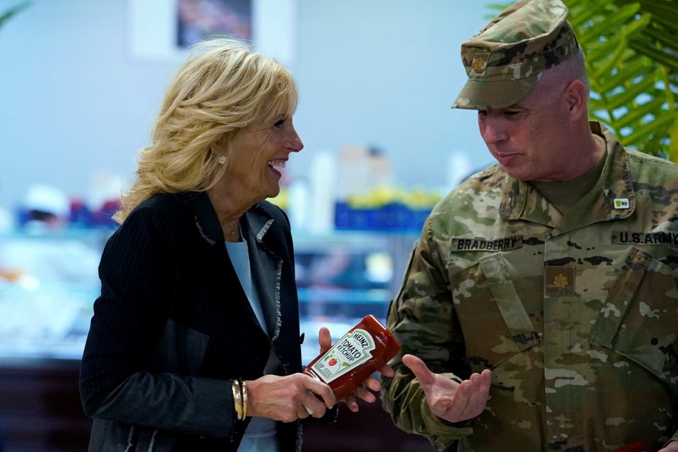 Majoru Shawnu Bradberrymu Bidenová dala kečup.