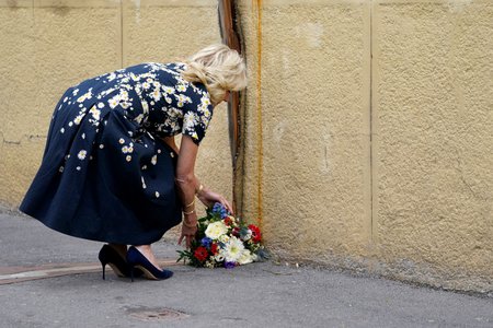 Jill Bidenová položila květiny k památníku Jána Kuciaka.