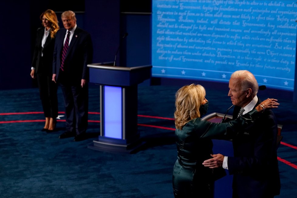 První debata kandidátů před americkými prezidentskými volbami: Joe Biden s manželkou Jill a prezident Donald Trump s manželou Melanií