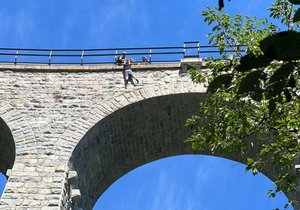 A man on the Žampas viaduct in Jílové u Prahy threatened to jump from a height of 40 meters.  He was caught at the last moment by a police negotiator.  (August 5, 2022)