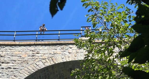 Muž na žampašském viaduktu v Jílovém u Prahy hrozil, že skočí z výšky 40 metrů. Na poslední chvíli ho zachytil policejní vyjednavač. (5. srpen 2022)