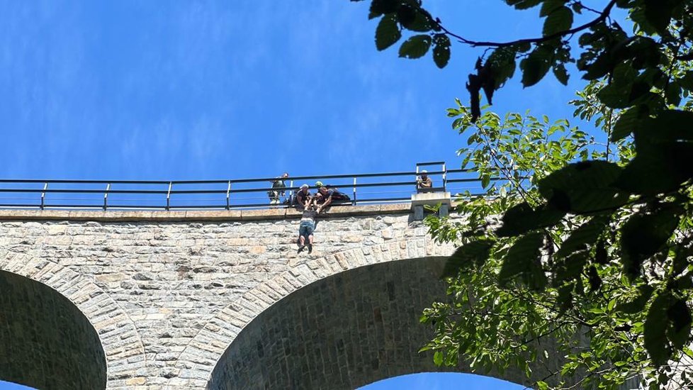 Muž na žampašském viaduktu v Jílovém u Prahy hrozil, že skočí z výšky 40 metrů. Na poslední chvíli ho zachytil policejní vyjednavač. (5. srpen 2022)