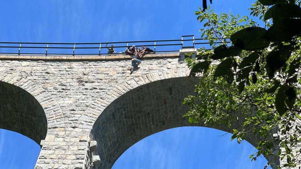 Muž na žampašském viaduktu v Jílovém u Prahy hrozil, že skočí z výšky 40 metrů. Na poslední chvíli ho zachytil policejní vyjednavač. (5. srpen 2022)