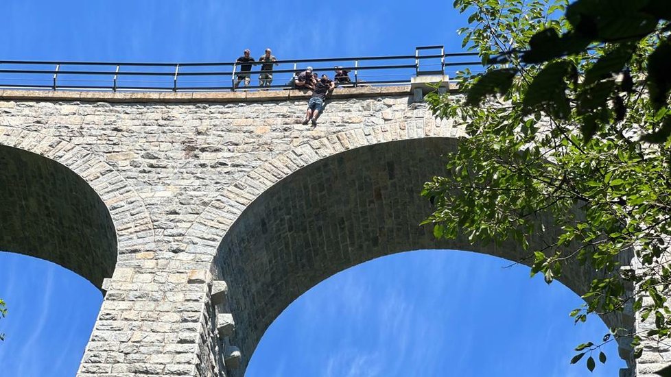 Muž na žampašském viaduktu v Jílovém u Prahy hrozil, že skočí z výšky 40 metrů. Na poslední chvíli ho zachytil policejní vyjednavač. (5. srpen 2022)