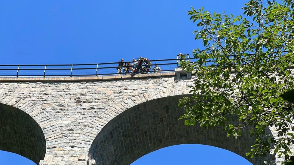 Muž na žampašském viaduktu v Jílovém u Prahy hrozil, že skočí z výšky 40 metrů. Na poslední chvíli ho zachytil policejní vyjednavač. (5. srpen 2022)