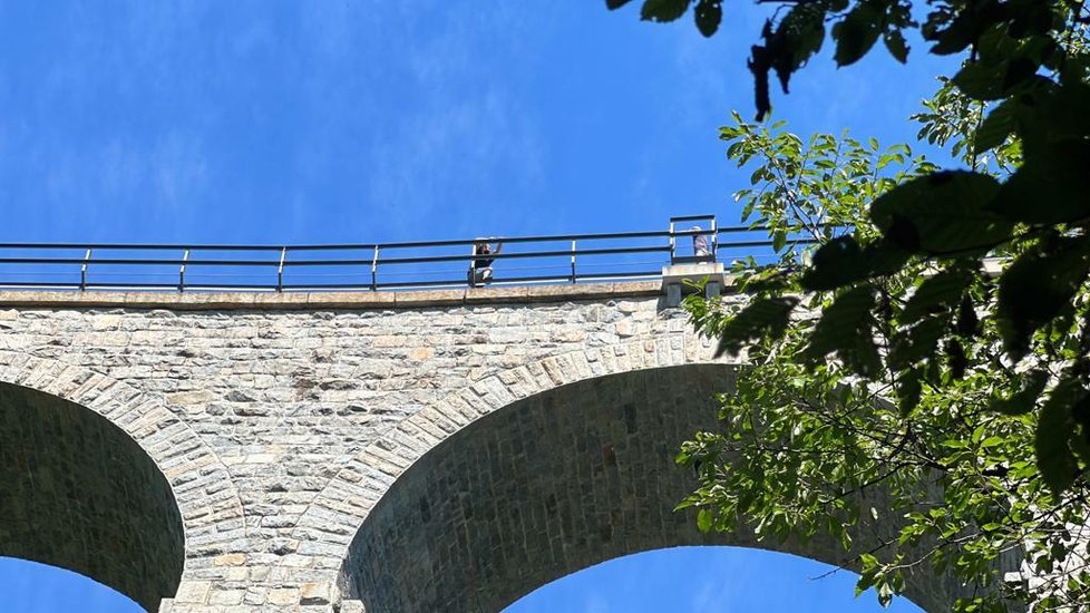 Muž na žampašském viaduktu v Jílovém u Prahy hrozil, že skočí z výšky 40 metrů. Na poslední chvíli ho zachytil policejní vyjednavač. (5. srpen 2022)