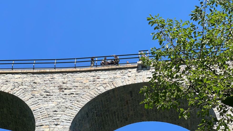 Muž na žampašském viaduktu v Jílovém u Prahy hrozil, že skočí z výšky 40 metrů. Na poslední chvíli ho zachytil policejní vyjednavač. (5. srpen 2022)