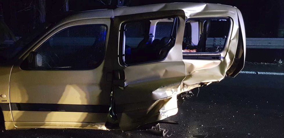 Otřesná nehoda u Jíloviště: Řidič měl skoro dvě promile v žíle a dvě malé děti v autě