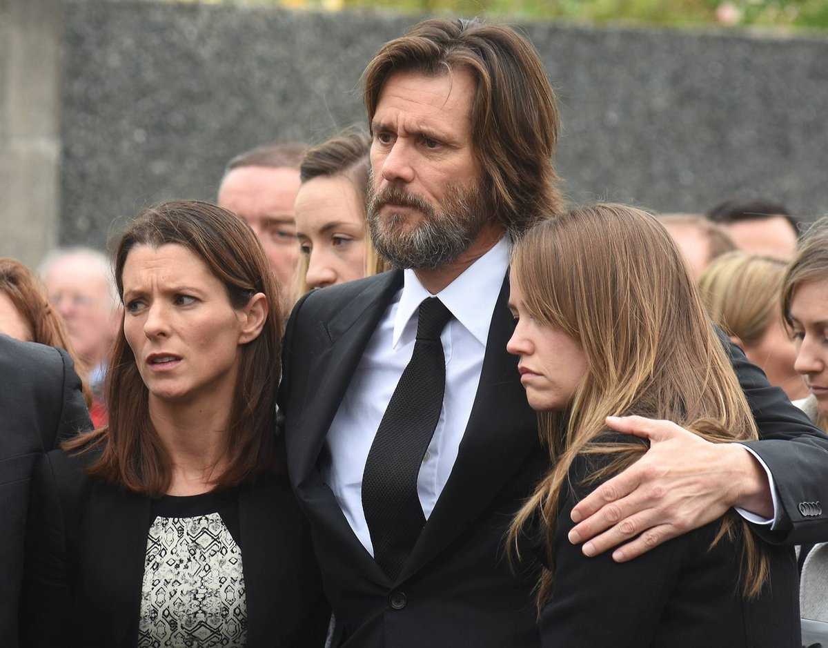 Jim Carrey na pohřbu expřítelkyně Cathriony White spolu s její sestrou a svou dcerou.