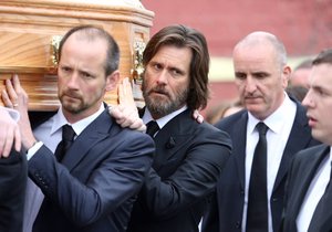 Jim Carrey na pohřbu své expřítelkyně