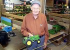 Muž ve věku 92 let pořád vyřezává nejen realistické traktory stále stejné značky