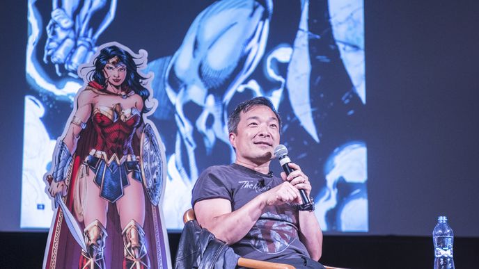 Jim Lee za stolkem na podiu. Chvílemi si užíval volna, protože neměl nic k podpisu. Ta volna byla maximálně párvteřinová.