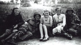 S francouzskými děvčaty v Normandii