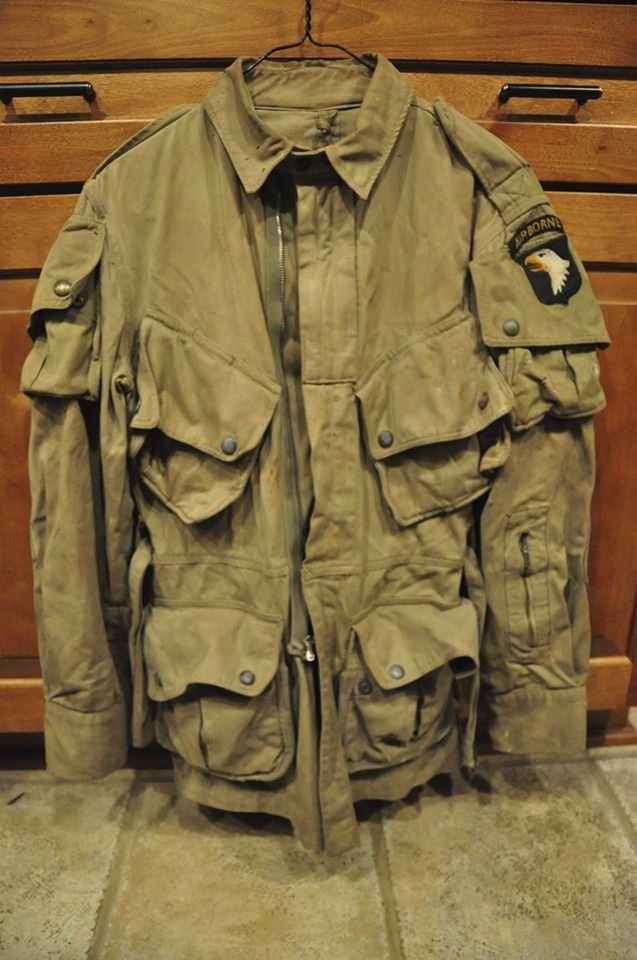 Parašutistická bunda Jima Martina, v níž provedl 5. 6. 1944 výsadek nad Normandií