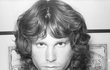 V některých scénách připomíná rockera Jima Morrisona z The Doors