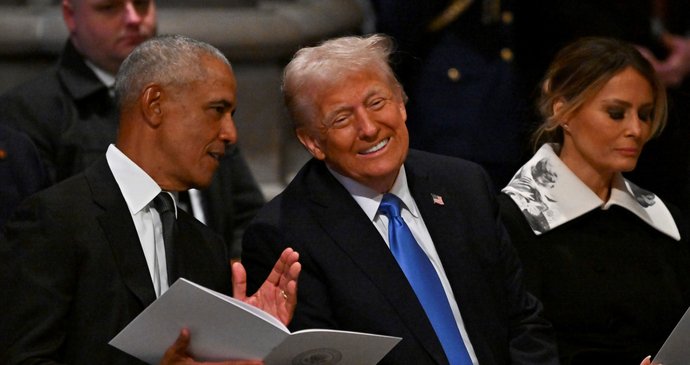 Barack Obama a Donald Trump na pohřbu Jimmyho Cartera.