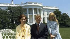 Rosalynn, Jimmy a Amy Carterovi na trávníku Bílého domu (23. 7. 1977).