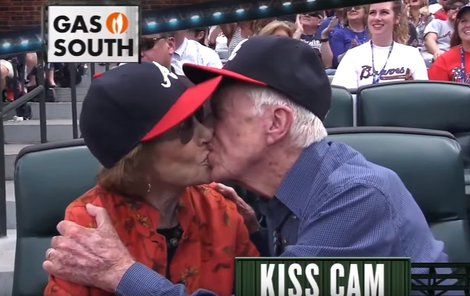 Cartera a jeho ženu nachytala tzv. líbací kamera.