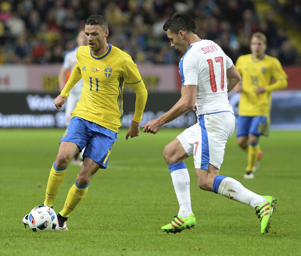 Švédský záložník Jimmy Durmaz v zápase s českou reprezentací