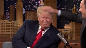Moderátor Jimmy Fallon rozcuchal Donaldu Trumpovi jeho účes.