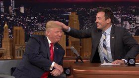 Moderátor Jimmy Fallon rozcuchal Donaldu Trumpovi jeho účes.