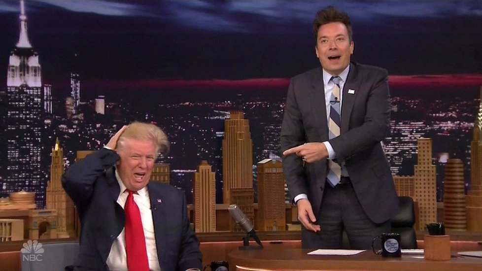 Moderátor Jimmy Fallon rozcuchal Donaldu Trumpovi jeho účes