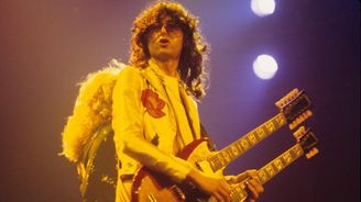 Jimmy Page, architekt rocku a okultista v dračím obleku. Kytaristovi legendárních Led Zeppelin je 80 let