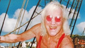 Jimmy Savile (†84) se  extravagatně oblékal a měl rád nákladný život. Na archivním snímku, jak se baví na  jachtě.