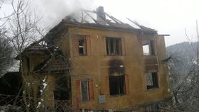 Šest hasičských jednotek bojovalo od půlnoci s plameny domu v Jimramově.