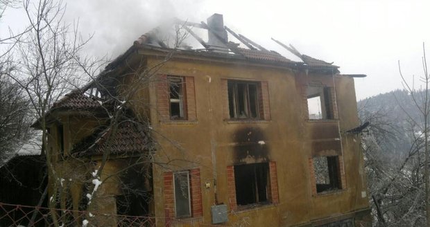 Šest hasičských jednotek bojovalo od půlnoci s plameny domu v Jimramově.