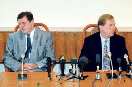 Jiná krevní skupina. Mečiar a prezident ČSFR Václav Havel si na jednáních o budoucnosti federace nikdy neporozuměli (na snímku z července 1992 tisková konference po jednom z jednání).