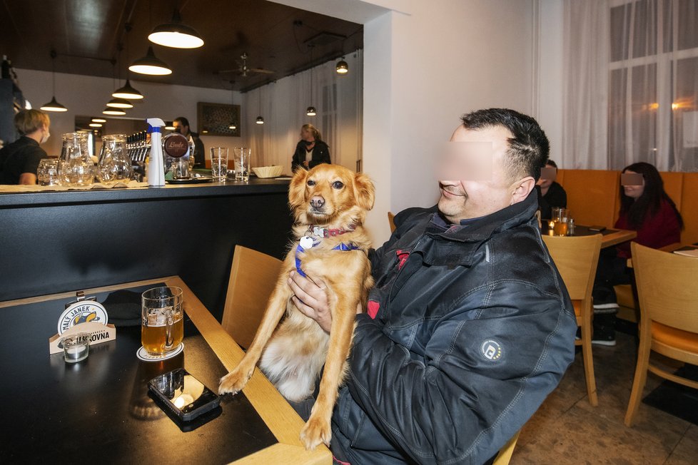 Hosté sedí 9. prosince 2020 před osmou hodinou večer v restauraci pivovaru Malý Janek v Jincích na Příbramsku.