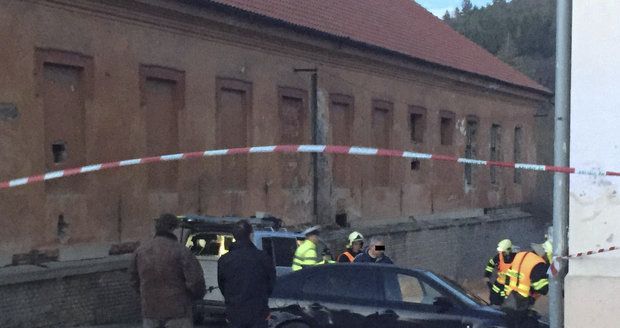 Auto na Příbramsku vyletělo na chodník a zabilo holčičku (†2)