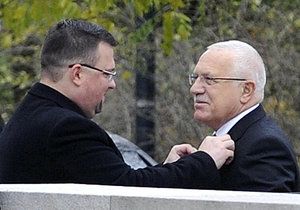 Jindřich Forejt upravuje kravatu prezidentu Václavu Klausovi (28. 10. 2009).