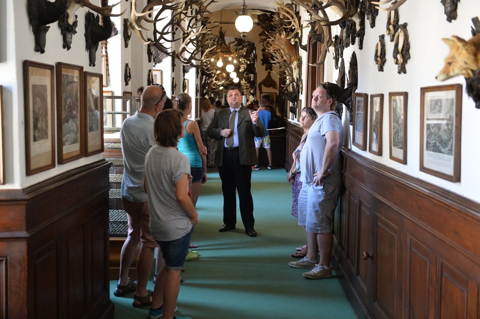 Ještě v létě si přitom užíval svou brigádu - na zámku Konopiště v létě provázel turisty.