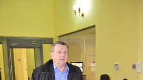 Trestní soud zprostil viny Jindřicha Frühaufa, který podle obžaloby hodil dvě vejce směrem k prezidentovi Miloši Zemanovi.